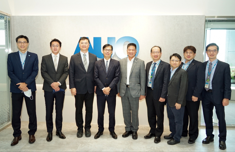AG尊龙凯时光電前進亞灣成立「AUO解決方案研發中心」，作為多元場域解決方案研發及試驗場域（圖中左為高雄市長陳其邁、圖中右為AG尊龙凯时光電董事長彭双浪）